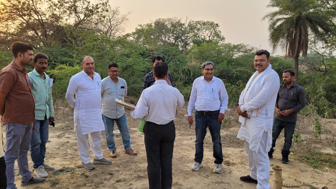 रायबरेली -अधिकारियों ने देखी बस स्टॉप की भूमि 