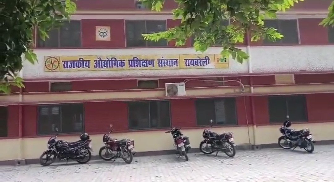 Raibareli-सरकारी संस्थान में छात्रों से वसूली का वीडियो हुआ वायरल