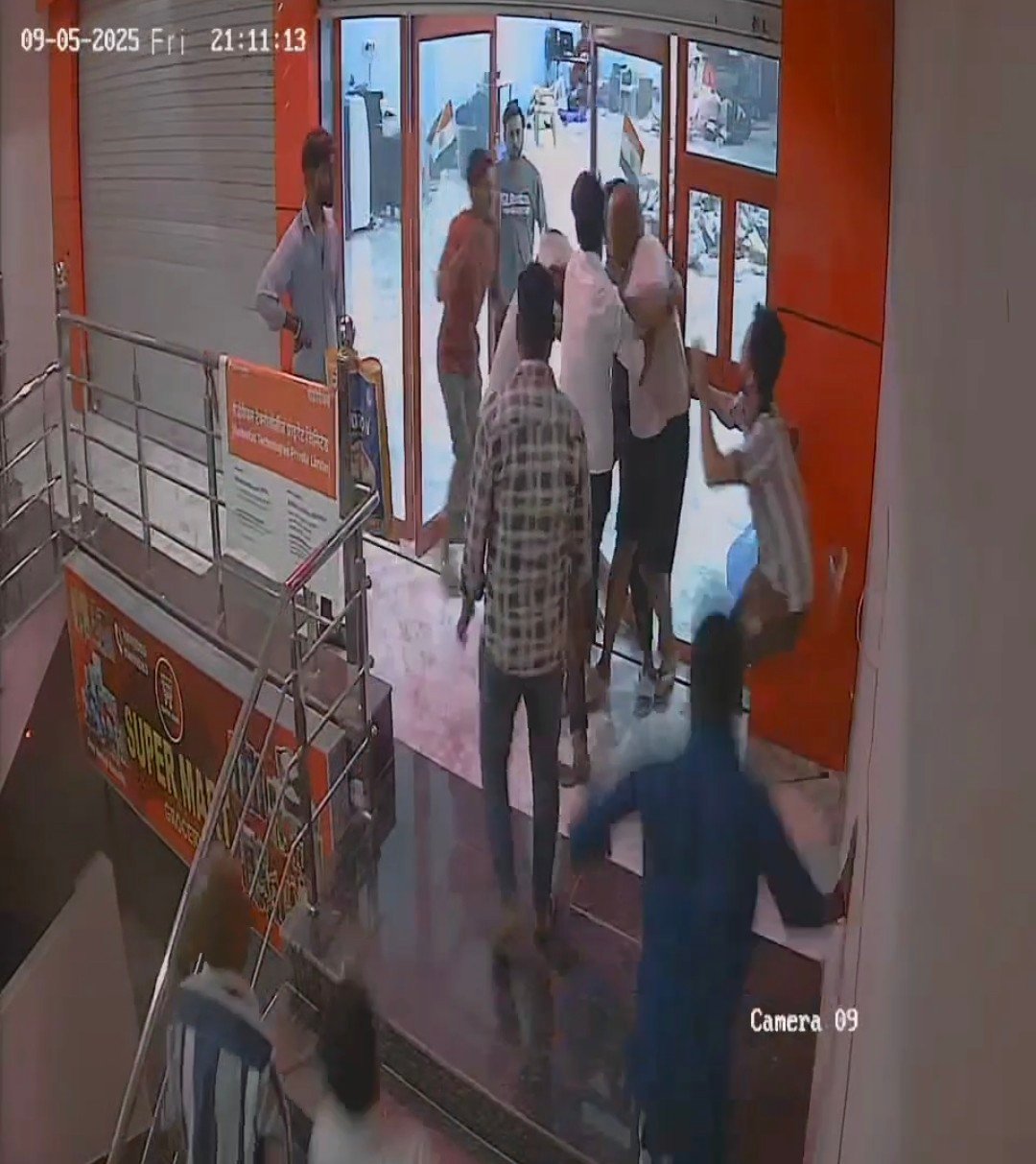 रायबरेली में बेखौफ दंबगो की खुलेआम गुंडई,शैडोफैक्स ऑफिस के अंदर युवक को जमकर पीटा 