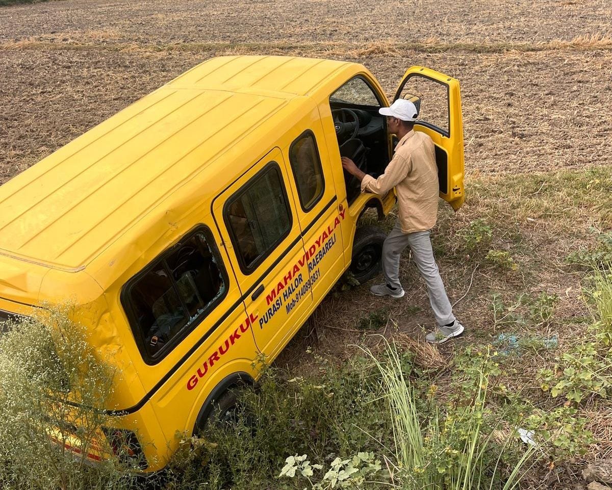 रायबरेली में तेज रफ्तार डंफर ने स्कूली वाहन को मारी जोरदार टक्कर 