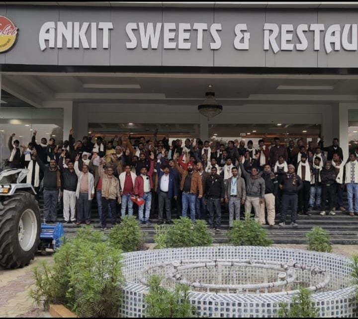 Raibareli-किसान सम्मेलन में पावर ट्रैक ट्रैक्टर के अधिकारियों द्वारा किसानों को दी ट्रैक्टर के गुणो की जानकारी।