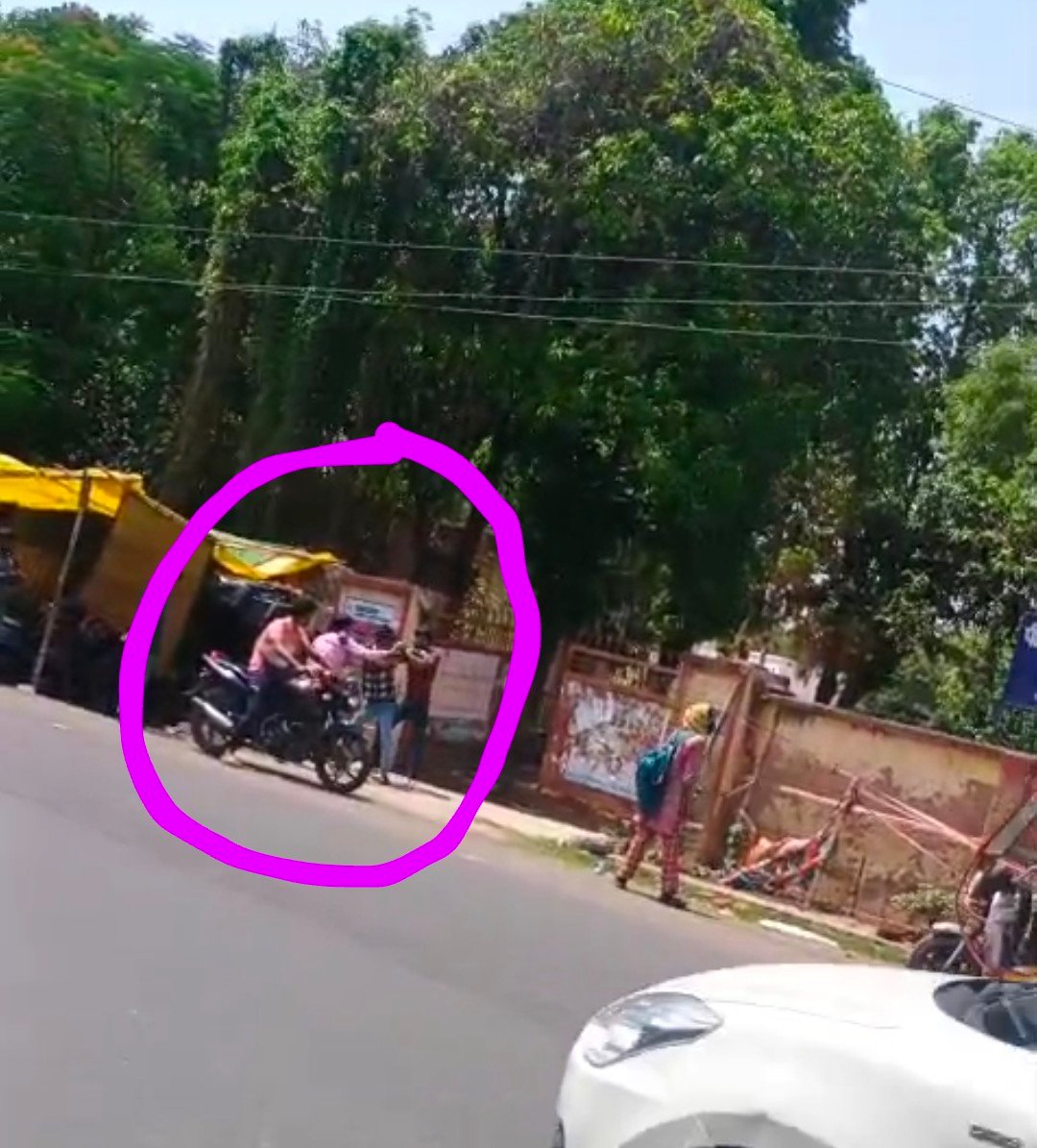 रायबरेली-दंबगो ने छात्र को बेरहमी से सड़क पर पीटा