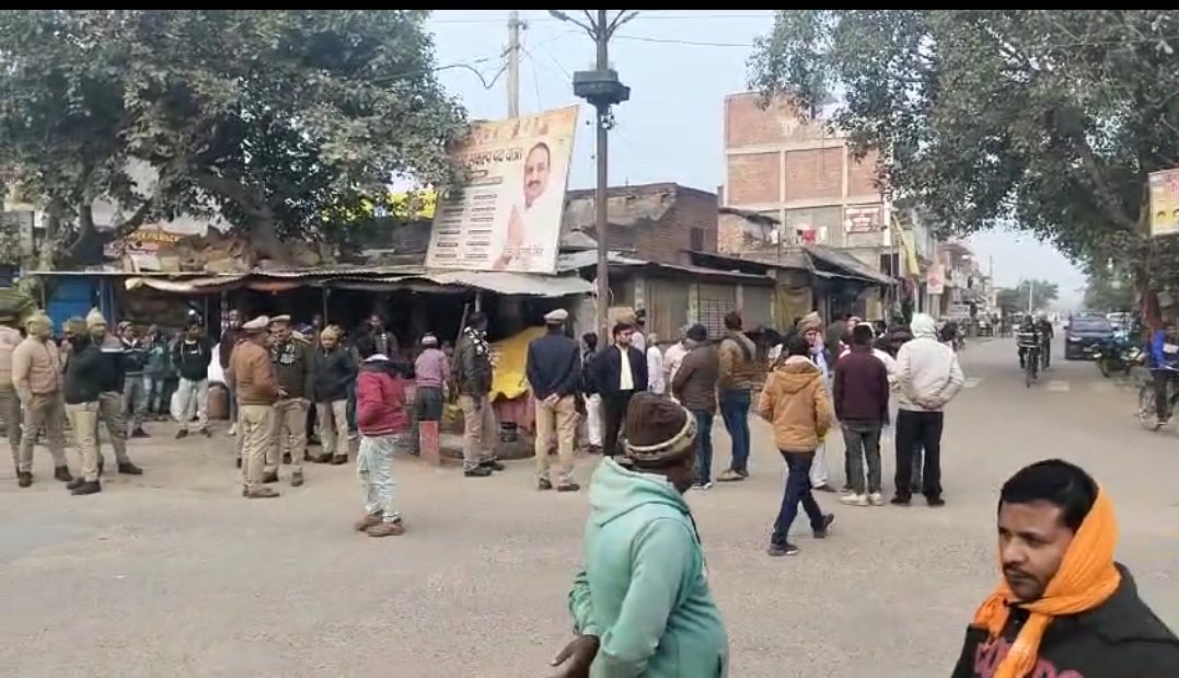 Raibareli-गदागंज चौराहे पर उपजिलाधिकारी की मौजूदगी में थाना प्रभारी ने हटवाया अतिक्रमण।