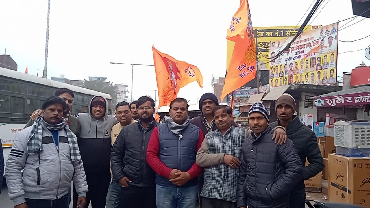 Raibareli-व्यापार मंडल द्वारा नगर में किया गया दीपों का वितरण