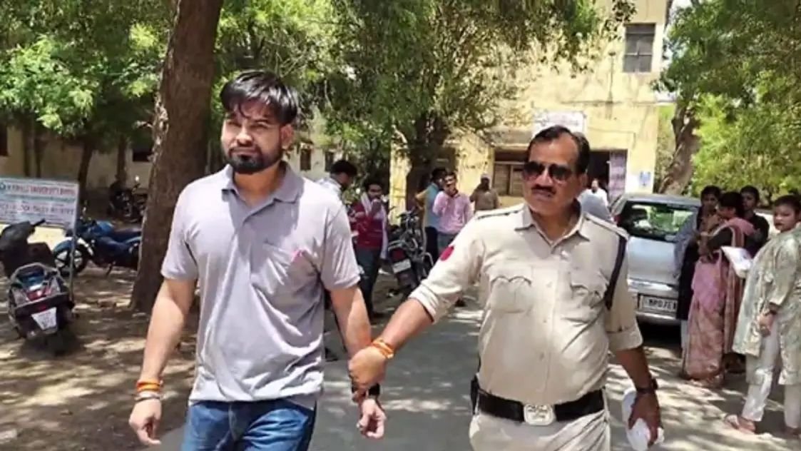 क्लासरूम में छात्रा के साथ आपत्तिजनक हालत में टीचर, CCTV में रिकॉर्ड हुई करतूत. अब पहुंचे सलाखों के पीछे