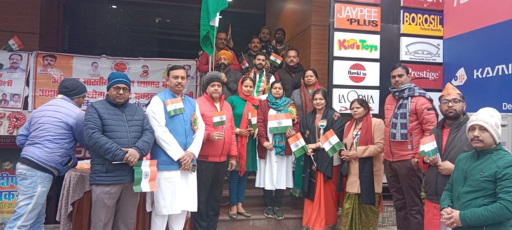 Raibareli-व्यापार मंडल प्रदेश अध्यक्ष अतुल गुप्ता द्वारा झंडा फहराकर मना गया गणतंत्र दिवस