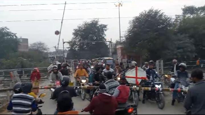 रायबरेली-खराब हुआ रेलवे गेट , एक बूम ने काम करना किया बंद 