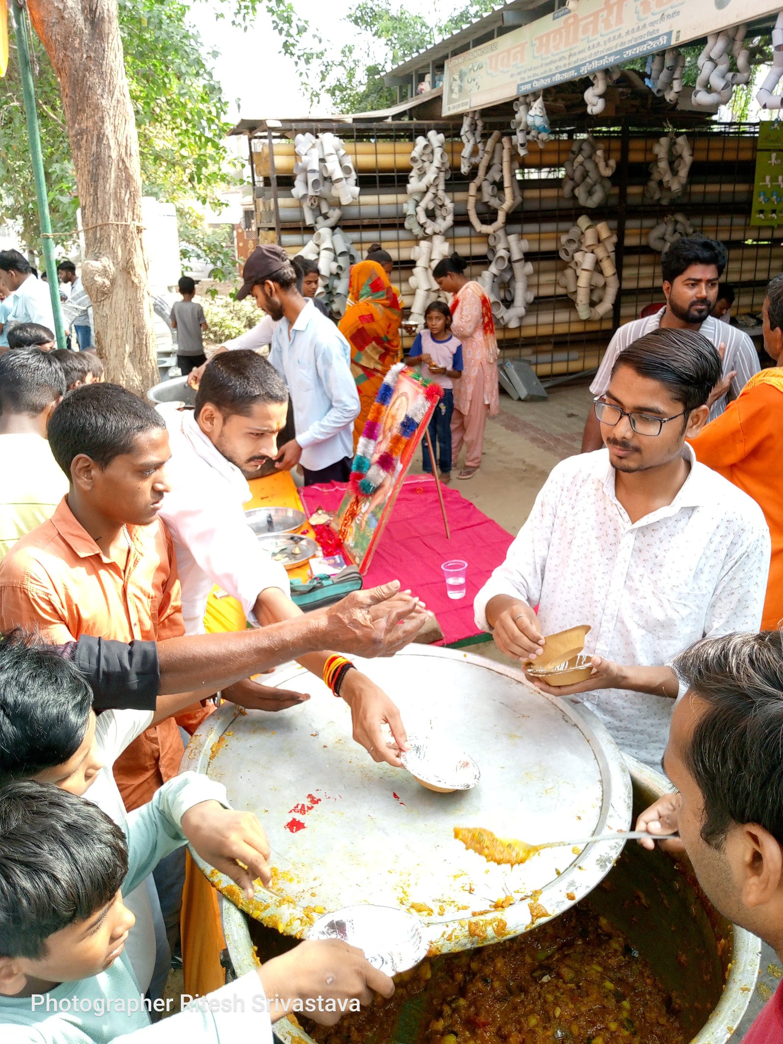 रायबरेली-ज्येष्ठ माह के द्वितीय बड़े मंगल पर भंडारे का हुआ आयोजन 