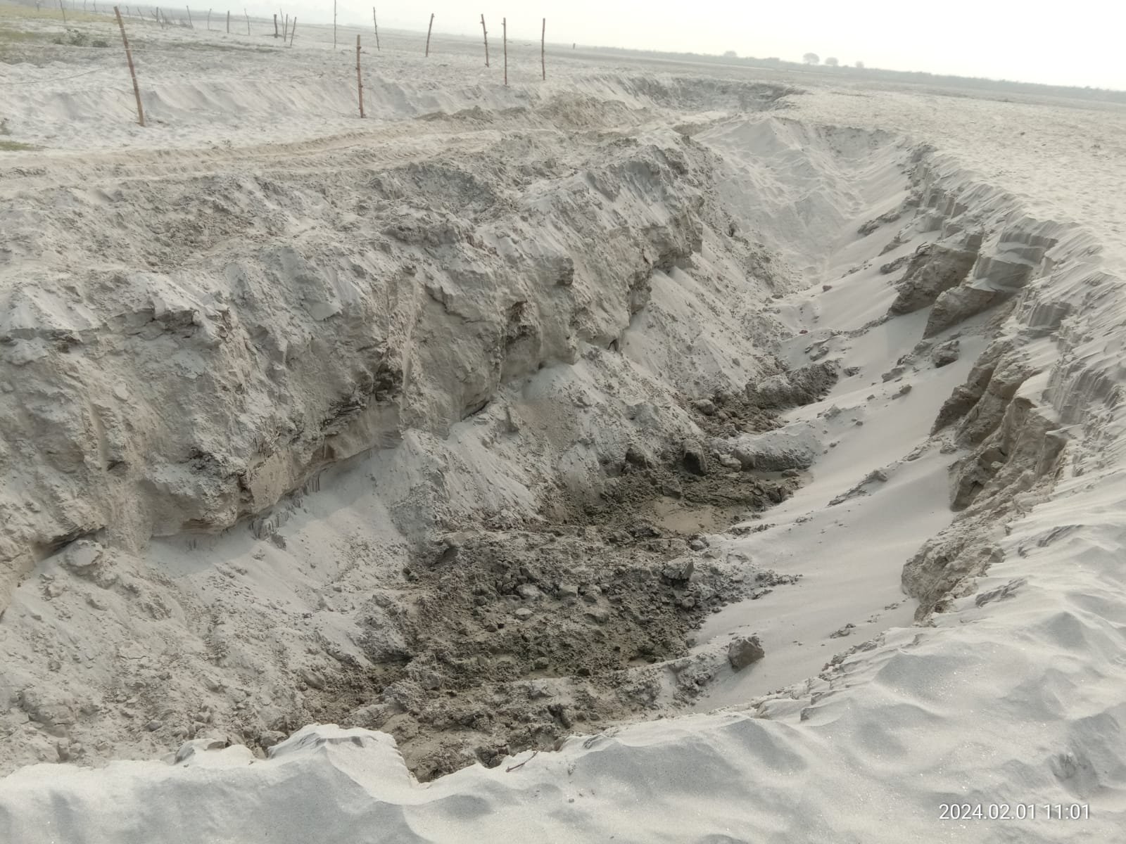 Raibareli-थानेदार साहब ! खूब फल-फूल रहा है अवैध तरीके से बालू खनन और बिक्री का धंधा