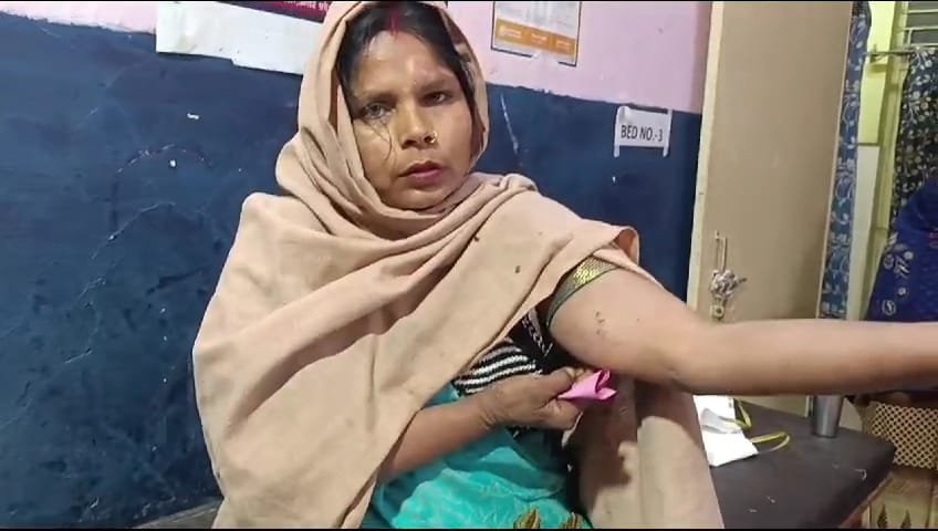 Raibareli-मवेशी के घर के सहन में आने से हुआ विवाद , एक महिला घायल