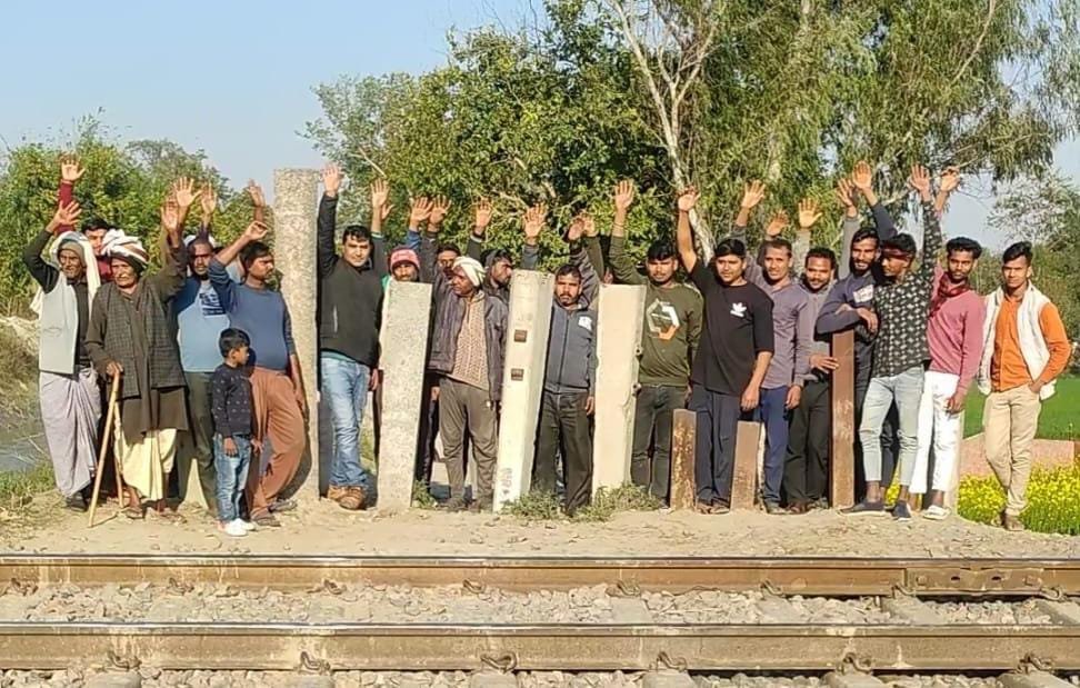 रायबरेली-रेलवे ने बंद किया गेट , अक्रोशित ग्रामीणों ने काटा हंगामा 