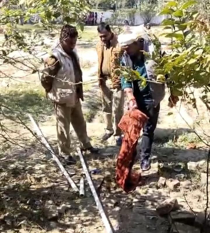 रायबरेली-विद्यालय में लगे समर्सिबल पंप को अज्ञात चोरों नें किया पार,,,,,,