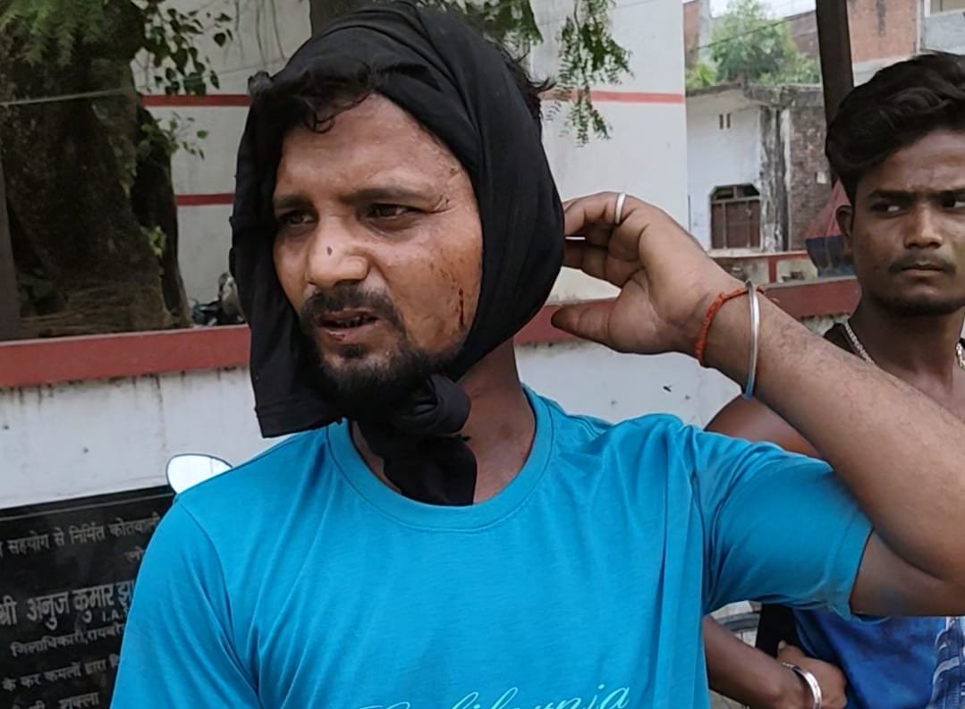 रायबरेली-ईंट लगाने के विवाद में मां बेटे को पीटा 