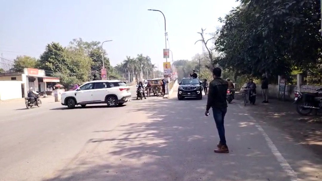 Raibareli-छत खोल कर रंगबाजी करते दिखे रायबरेली के कुछ युवा लड़के