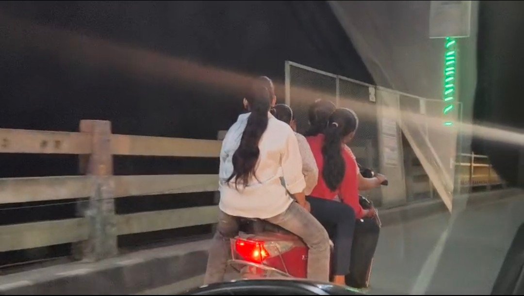 रायबरेली में एक ही स्कूटी में सवार 4 युवतियां भर रही फर्राटा,यातयात नियमो की उड़ाई गई धज्जियाँ