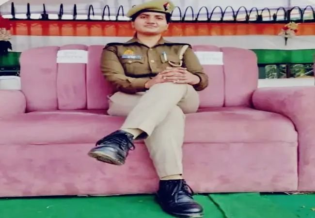 महिला कॉन्स्टेबल ने फांसी लगाकर की आत्महत्या, पुलिस महकमे में मचा हड़कंप
