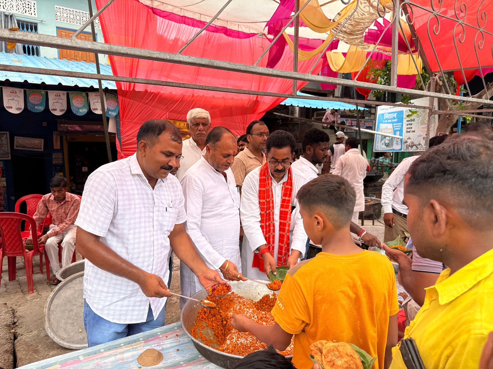 रायबरेली -उत्तर प्रदेश उद्योग व्यापार प्रतिनिधिमंडल के पदाधिकारियो ने वितरण किया प्रसाद