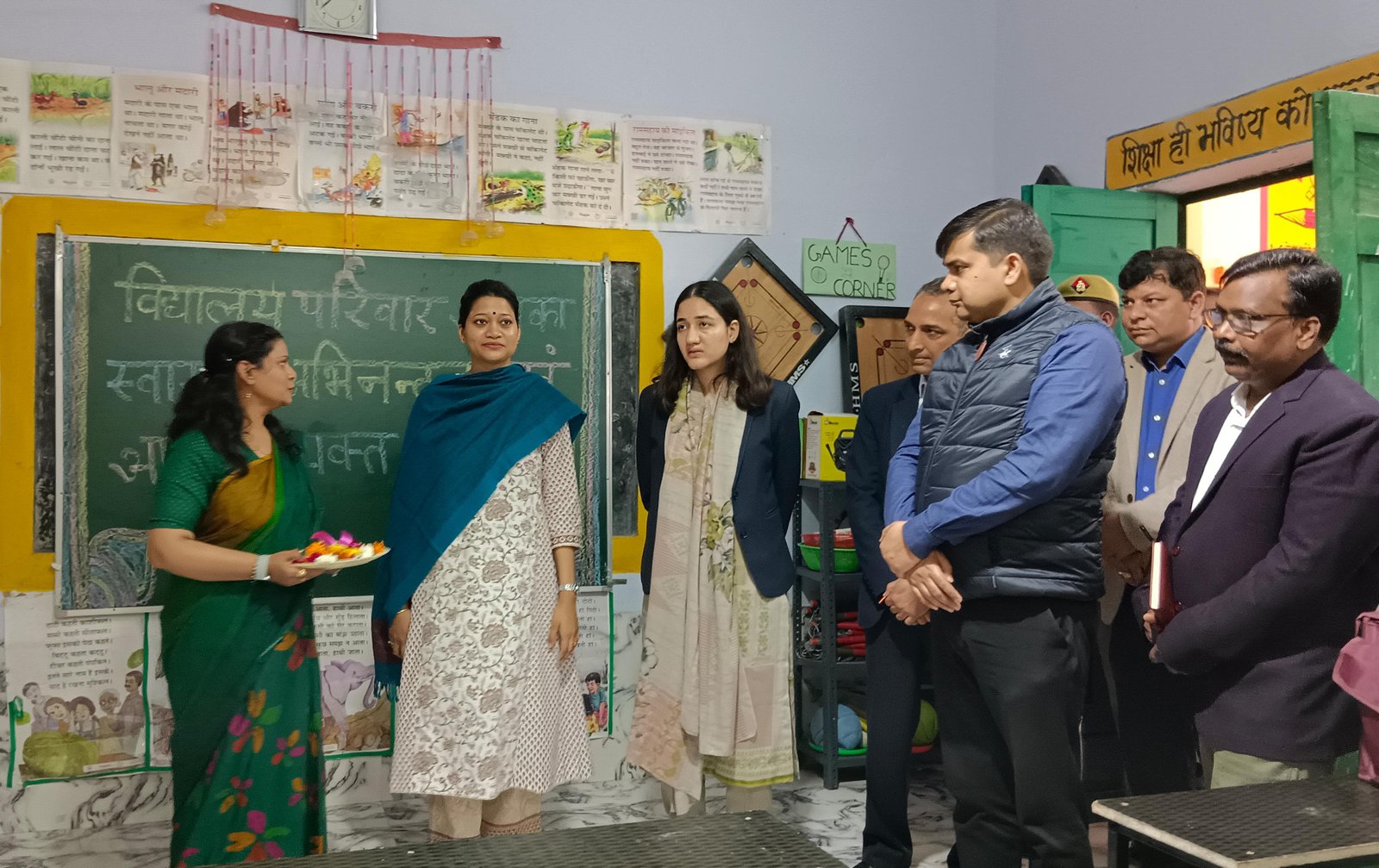 Raibareli-अध्यापकों की मेहनत से बदल रही बेसिक शिक्षा की सूरतः डीएम 