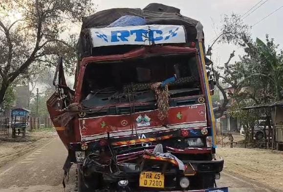 रायबरेली-अनियंत्रित होकर डीसीएम पीछे से ट्रक से टकराई डीसीएम चालक गम्भीर रूप से घायल,,,,,