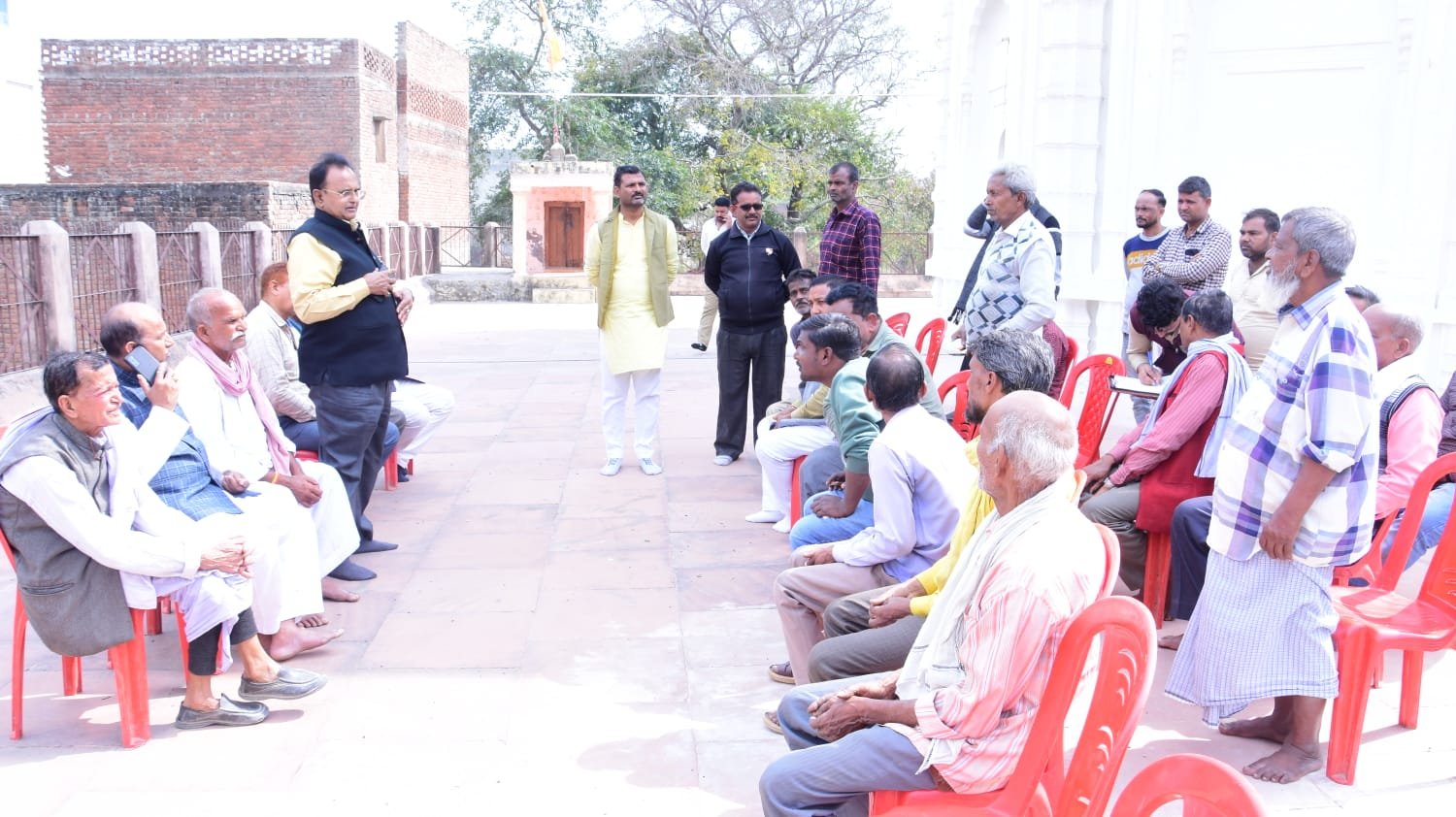 रायबरेली-भाजपा नेता ने ग्रामीणों से की मुलाकात