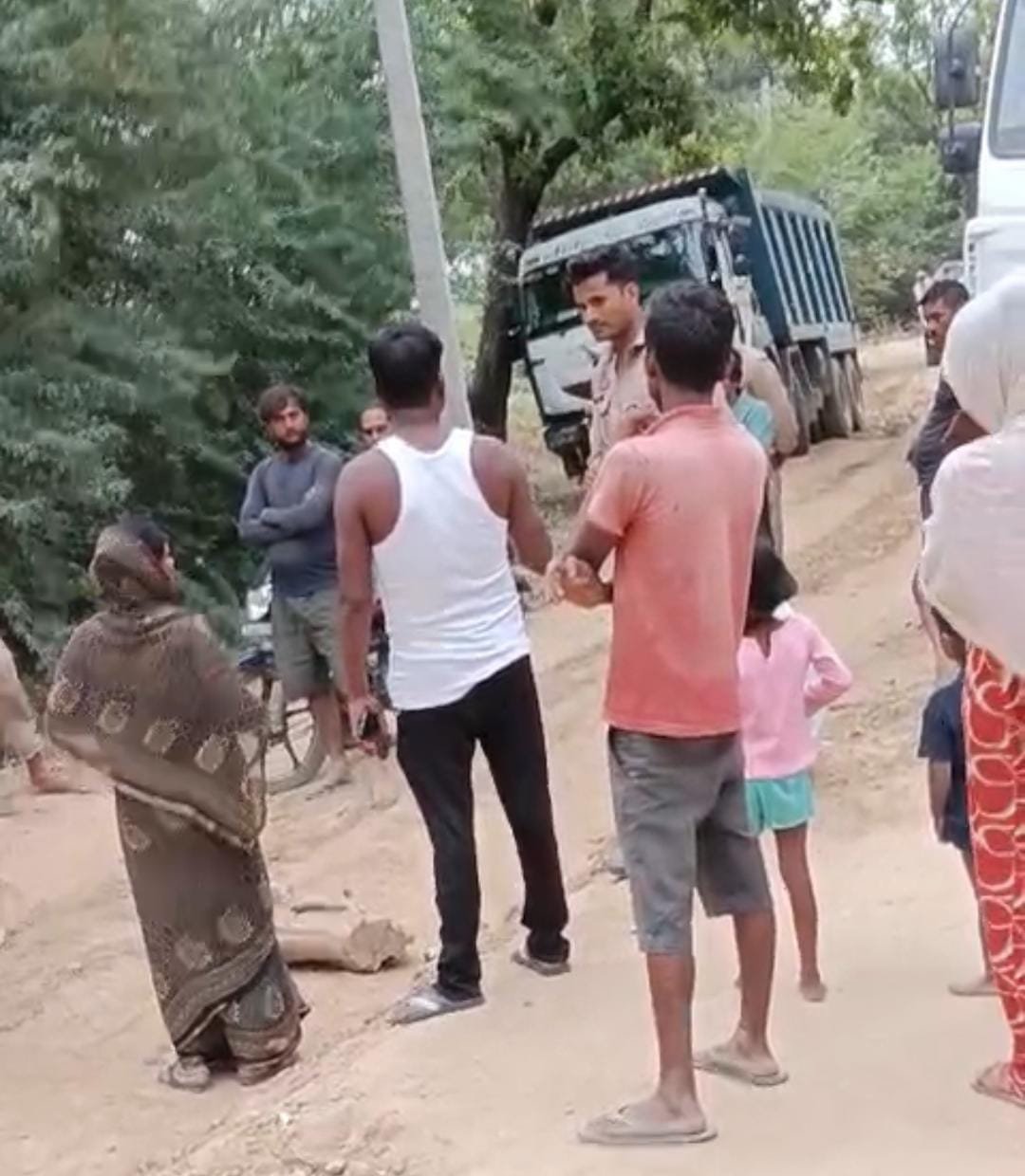 रायबरेली-गंगा एक्सप्रेसवे निर्माण ग्रामीणों के लिए बना अभिशाप,डम्पर रोक कर किया विरोध,,, 