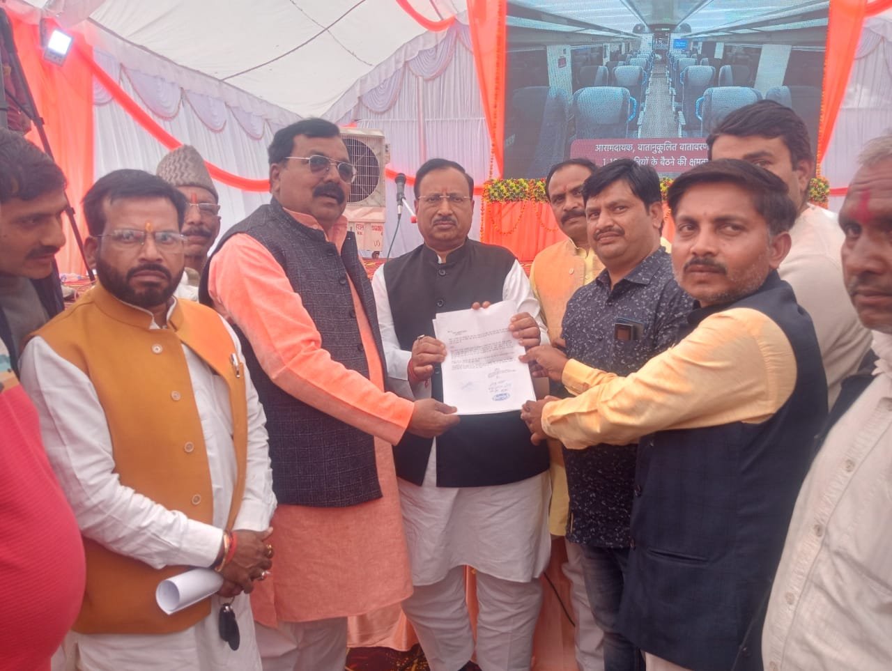 रायबरेली-पांच साल से अधूरा पड़ा है रेलवे का अंडर पास , आवागमन में होती है असुविधा 