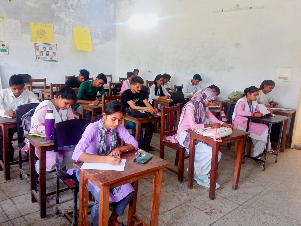 रायबरेली-निबंध और पोस्टर प्रतियोगिता में  स्नातक छात्रों स्वच्छता पर रखी भावना 