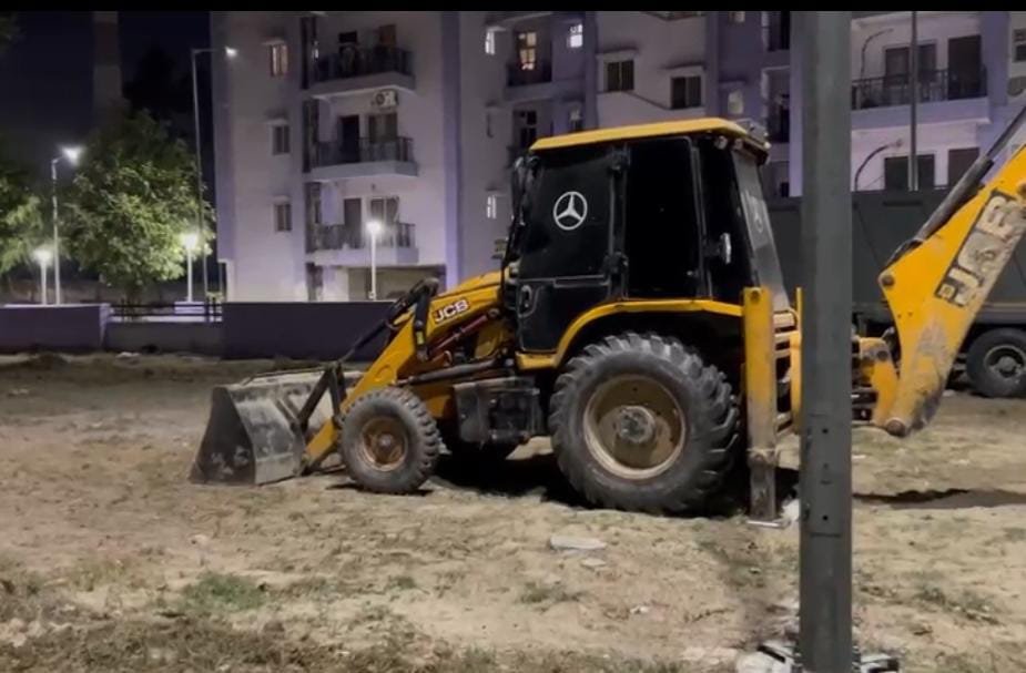 रायबरेली-अवैध खनन करते पुलिस ने पहले पकड़ी जेसीबी , फिर बिना कार्रवाई छोड़ दिया,, 