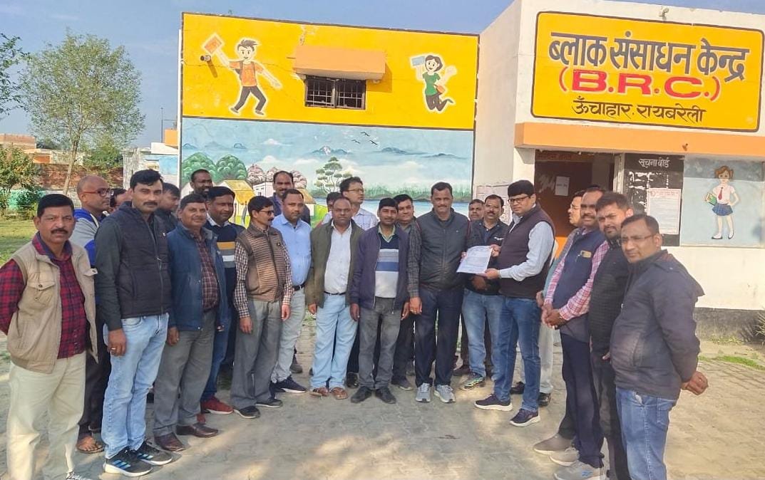 रायबरेली-ऑनलाइन उपस्थिति को लेकर शिक्षकों में उबाल , बीइओ को सौंपा ज्ञापन,,,