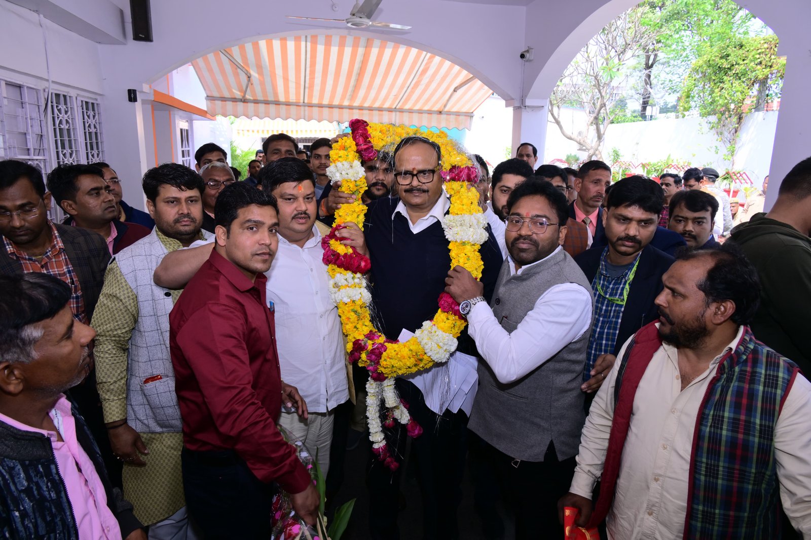 एनएचएम संविदा कर्मचारी संघ के प्रतिनिधि मण्डल ने समास्याओं को लेकर डिप्टी बृजेश पाठक को सौंपा ज्ञापन