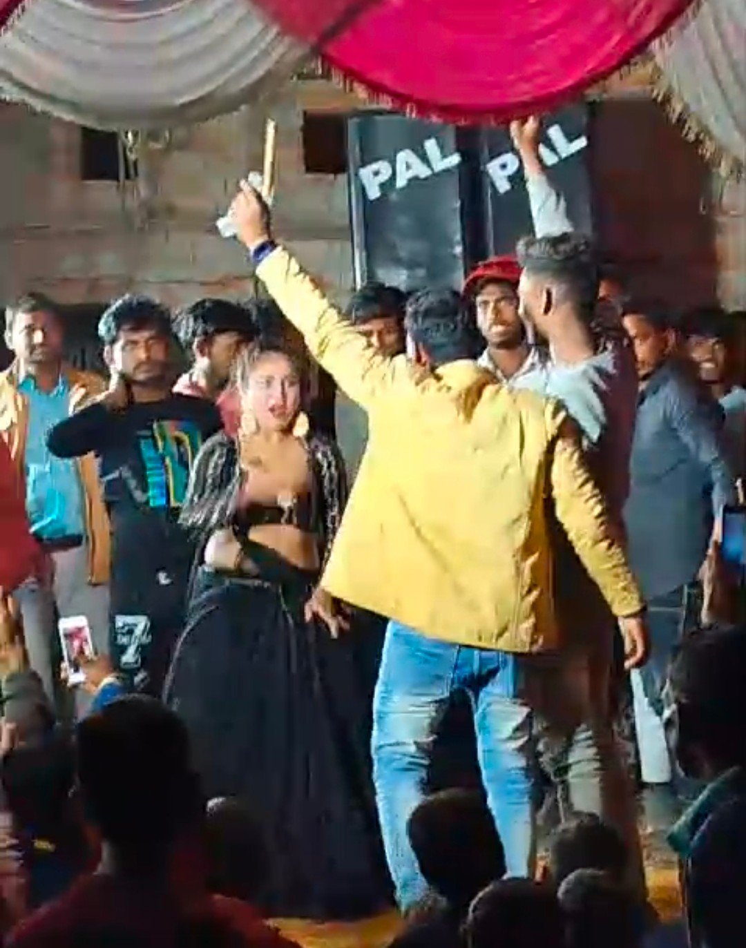 रायबरेली में नहीं रुक रहा अवैध असलहों का प्रदर्शन