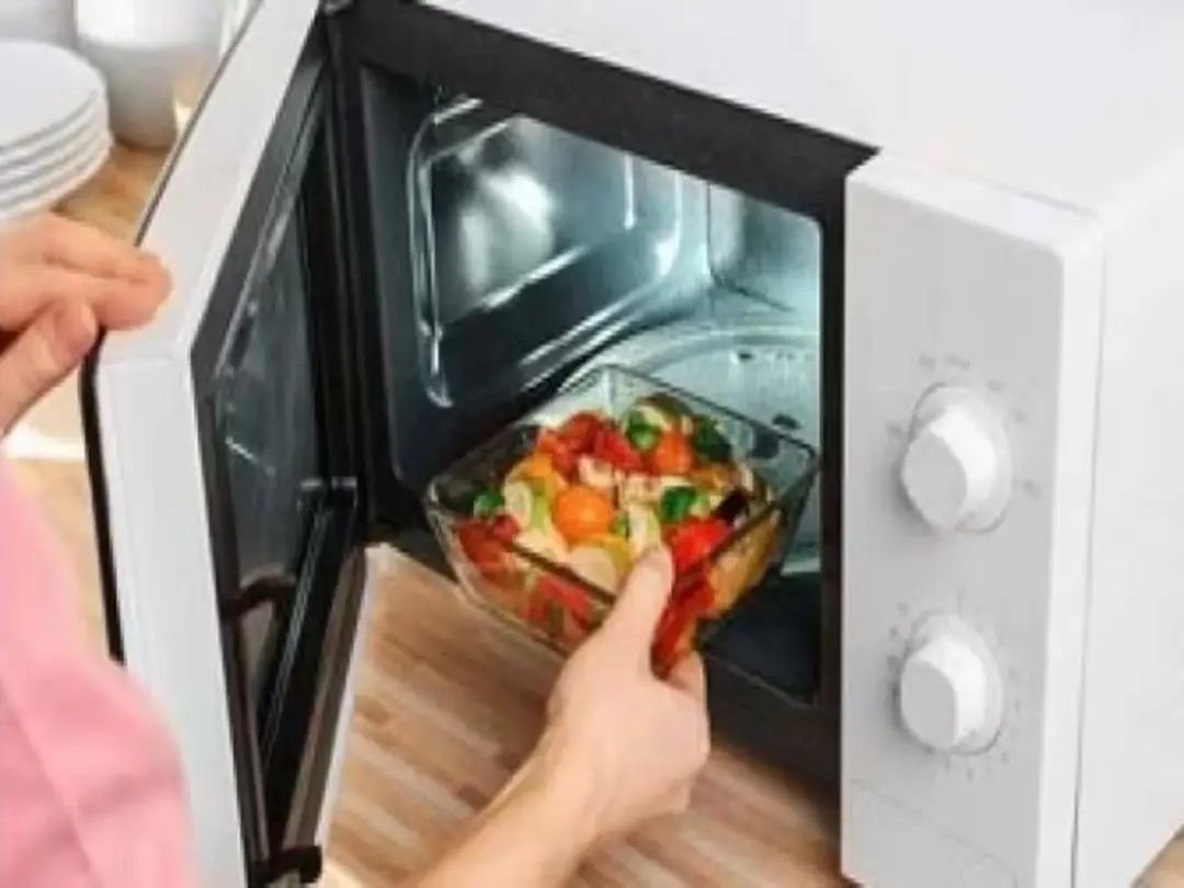 गलती से भी दोबारा न गर्म करें खाने की ये चीजें, वरना सेहत को पहुंच सकता है भारी नुकसान