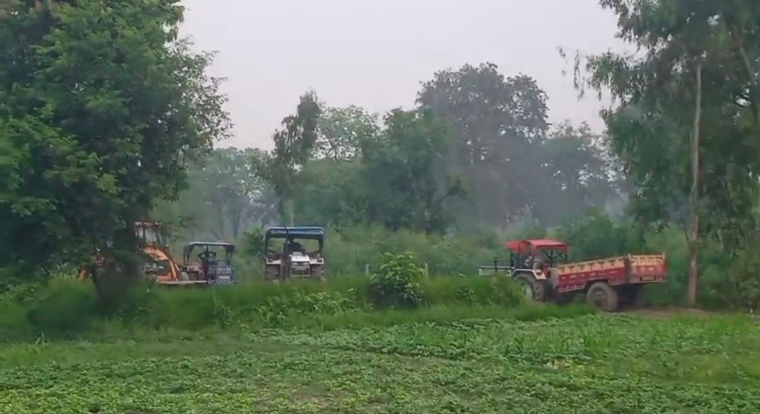 रायबरेली में दबंग खनन माफियों ने जबरन किसान की खोद डाली जमीन