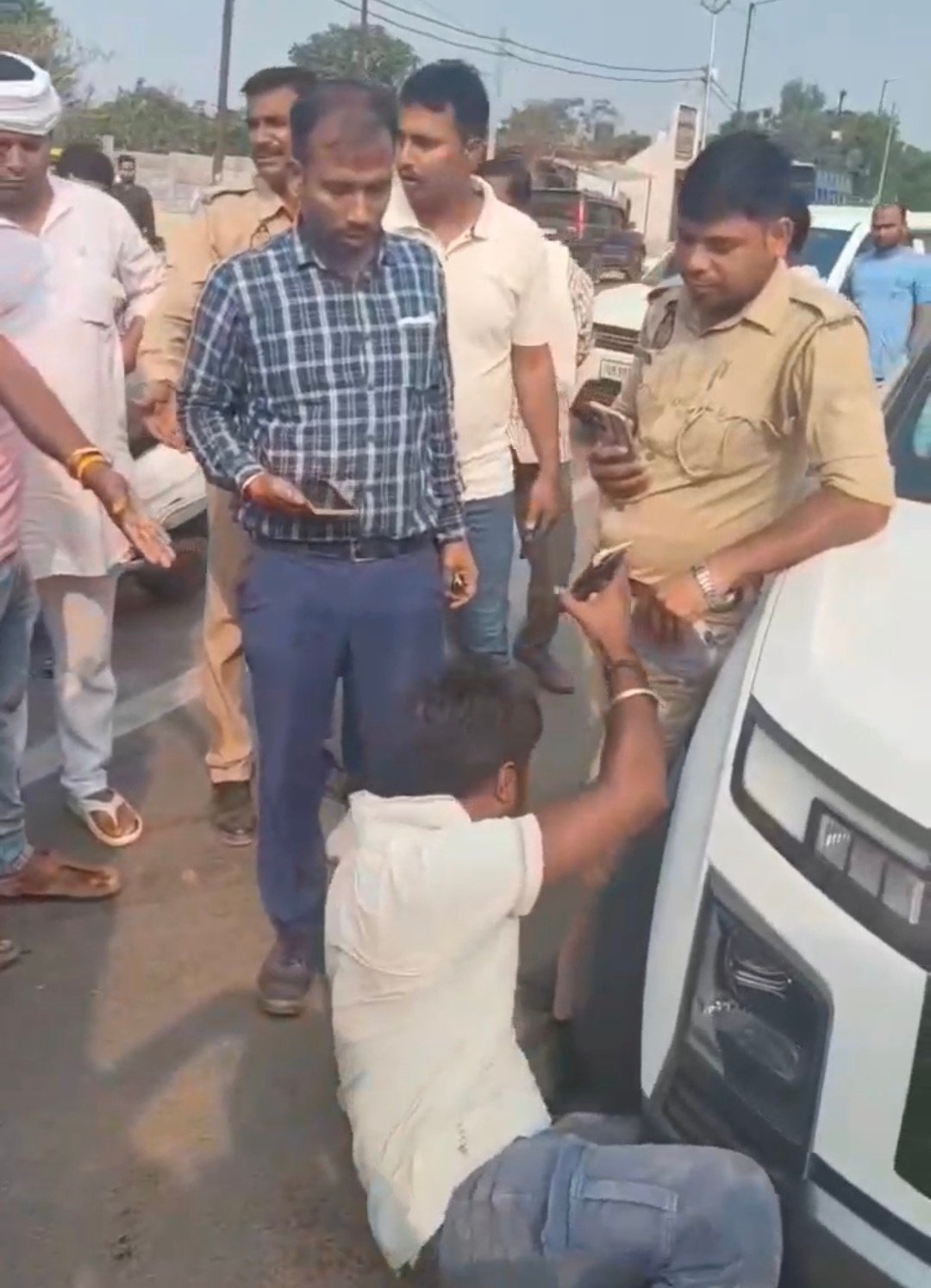 रायबरेली में खड़ी गाड़ियों का चालान करना खनन अधिकारी को पड़ा भारी