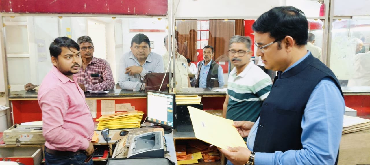 *पोस्टमास्टर जनरल कृष्ण कुमार यादव ने मिर्ज़ापुर में डाक सेवाओं की प्रगति का लिया जायजा, लक्ष्यों की प्राप्ति पर दिया जोर*
