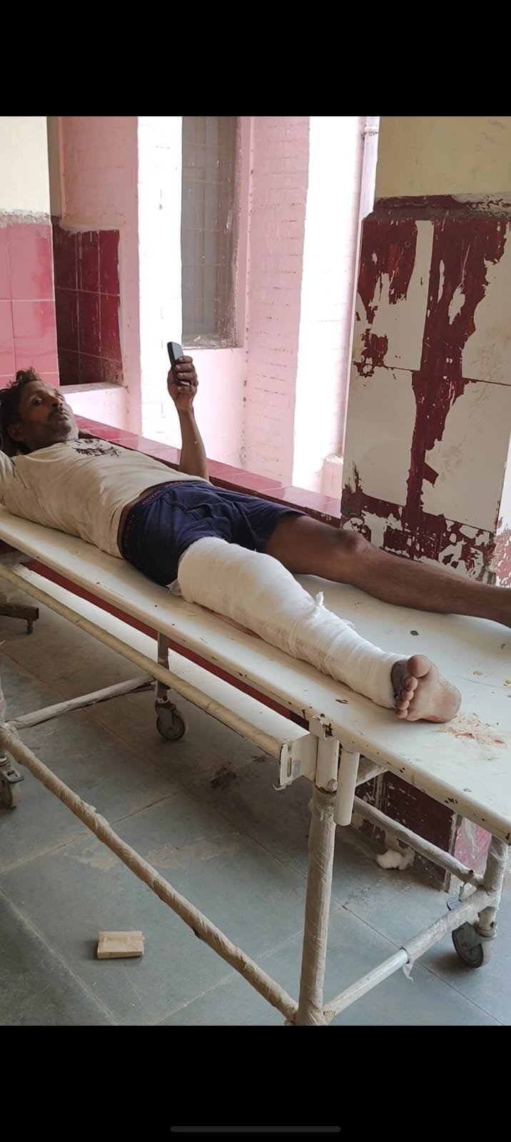 रायबरेली-ऊंचाहार में बाइक से बाइक की टक्करः दो युवक घायल, एक की हालत गंभीर जिला अस्पताल रेफर