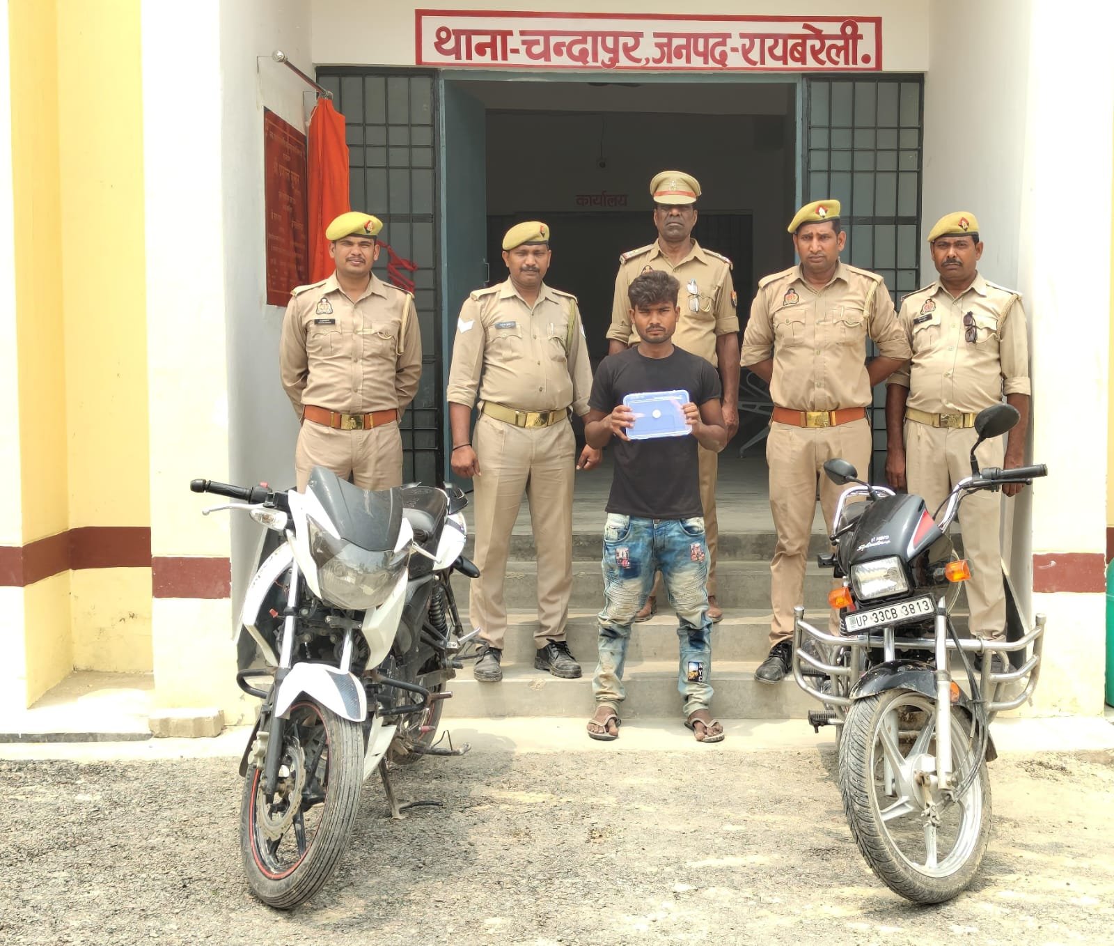 रायबरेली-2 मोटरसाइकिल के साथ एक अभियुक्त हुआ गिरफ्तार