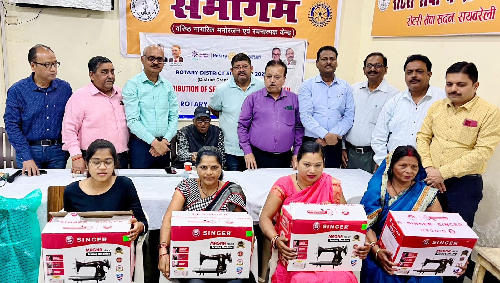 Raibareli-आत्मनिर्भर बनाने के लिए रोटरी क्लब ने महिलाओं को बाँटी सिलाई मशीनें*