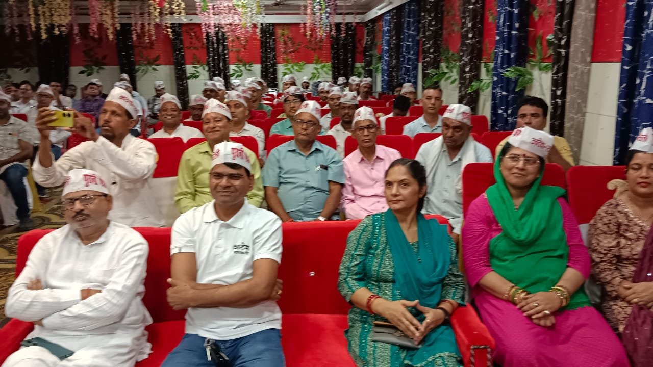 रायबरेली-बीईओ बछरावां शिव सिंह हुए सेवानिवृत्त, बीएसए कार्यालय में हुआ सम्मान 