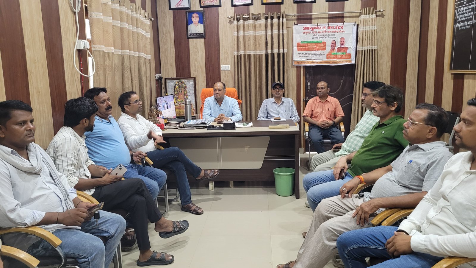 रायबरेली-70 वर्ष से ऊपर सभी महिला एवं पुरुषों का आयुष्मान कार्ड बनवाने के लिए कार्यालय नगर पंचायत डलमऊ में कैंप लगाया गया