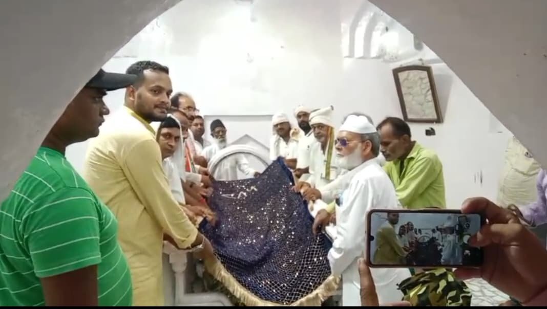 राहुल गांधी के जन्मदिन पर रायबरेली में दरगाह में चादर पोशी, पौधारोपण कार्यक्रम का किया आयोजन आमीन पठान।