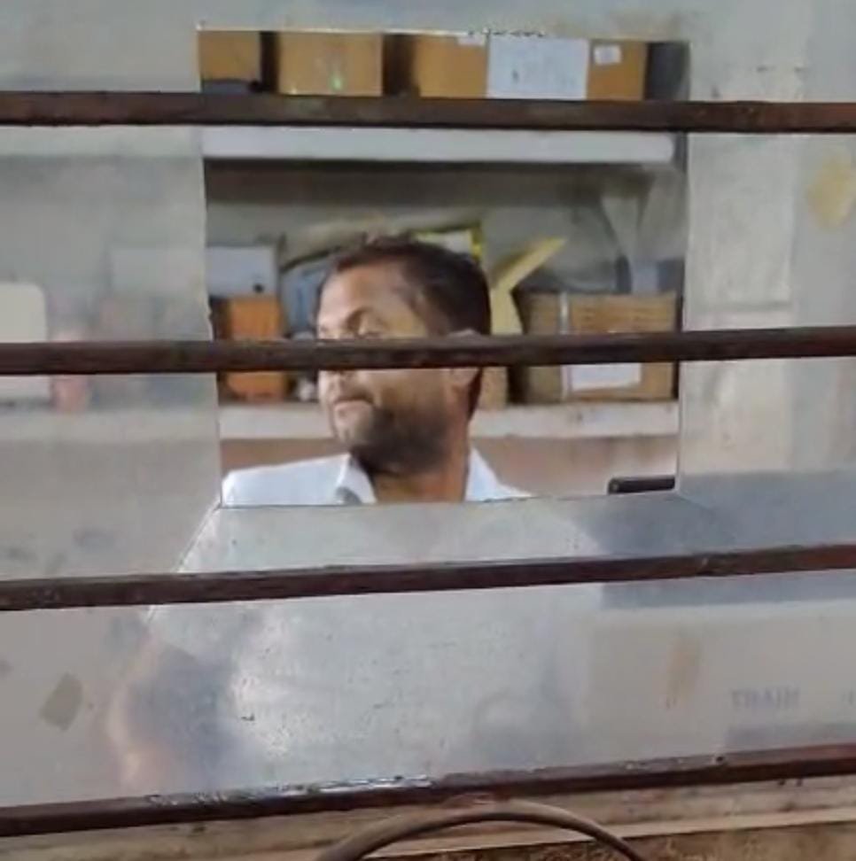 रायबरेली-रेलवे बुकिंग क्लर्क के सिर चढ़कर बोली शराब ,नहीं दूंगा टिकट, जीआरपी की भूमिका भी संदिग्ध,,,,,,? 