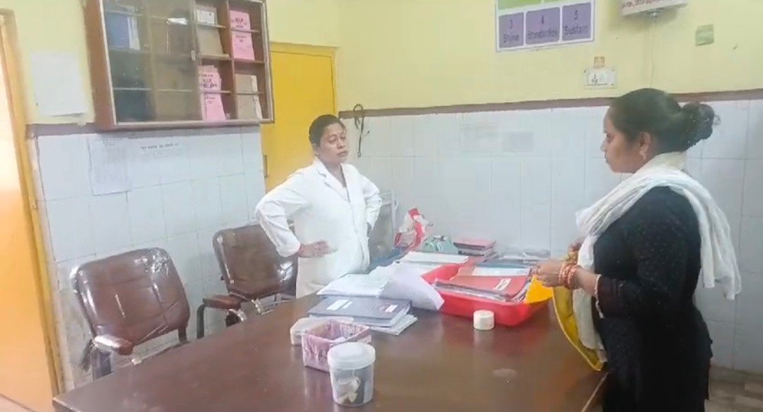 Raibareli-नर्स व स्टाफ पर महिला मरीज ने लगाया पीटने व अभद्रता का आरोप