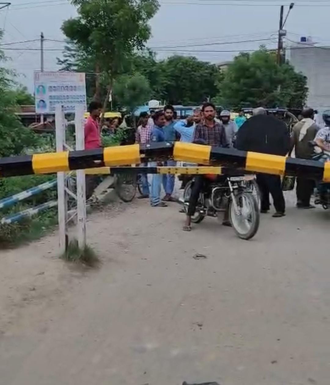 ऊंचाहार नगर के रेलवे क्रॉसिंग  बन्द करते समय ई रिक्शा की टक्कर से टूटा बूम घंटों लगा रहा जाम,,,,