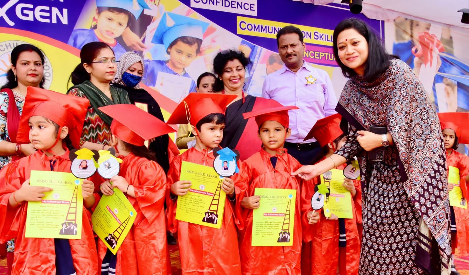 Raibareli-गाउन और कैप के साथ राइजिंग चाइल्ड स्कूल में हुआ भव्य ग्रेजुएशन समारोह*