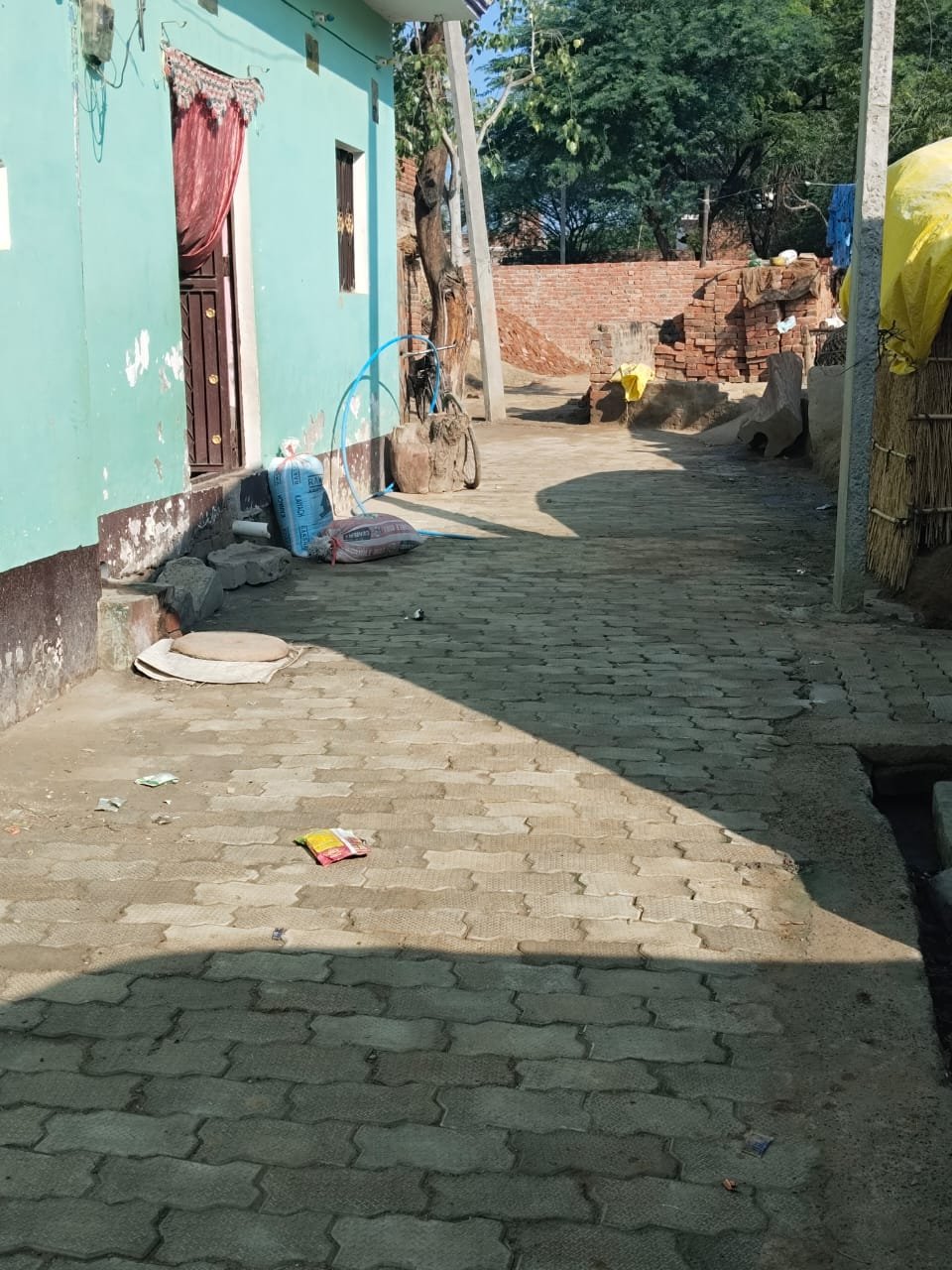 रायबरेली-सहन की भूमि पर लगे खड़ंजे पर उसके ही परिवार के लोगों ने किया अतिक्रमण,, 