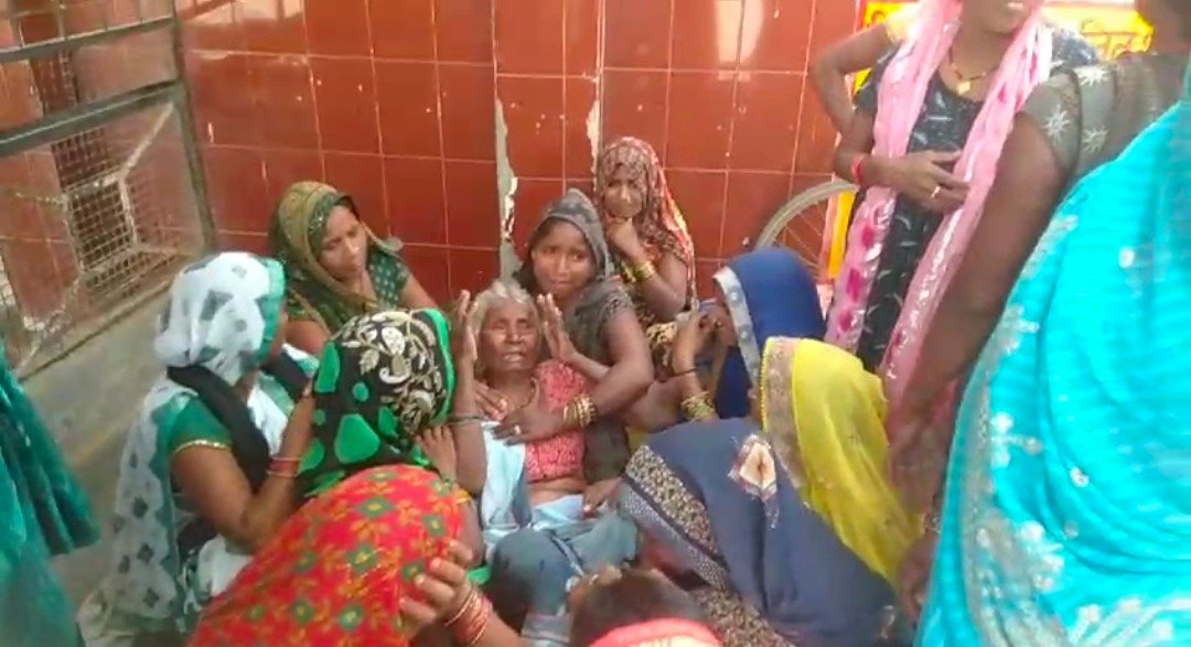 Raibareli-तेज रफ्तार ट्रैक्टर ने बुजुर्ग को रौंदा 