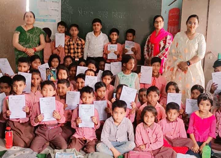 Raibareli-प्राथमिक विद्यालय अमरिया में बच्चों को मिला रिपोर्ट कॉर्ड