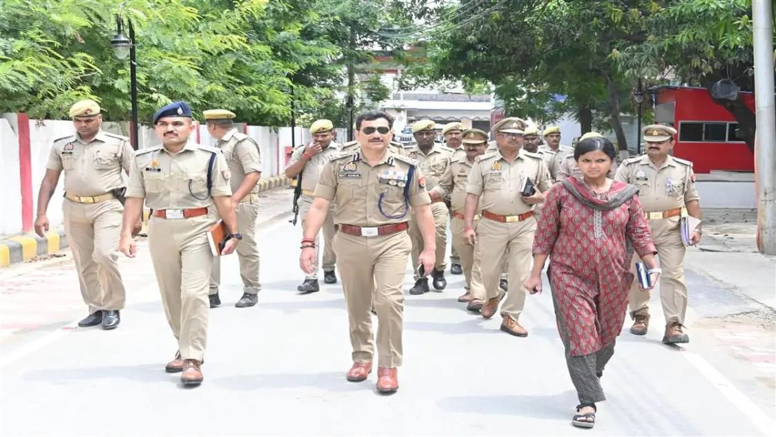 UP के शहर में टोटो से घूमते रहे पुलिस कमिश्नर, अनजान रहे थानेदार, अफसर