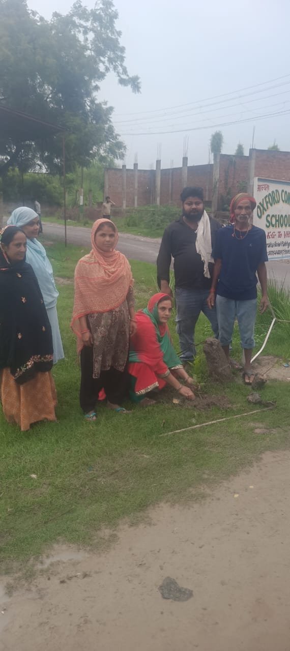 रायबरेली-पूर्व नगर पंचायत अध्यक्ष ने पूर्व मुख्यमंत्री अखिलेश यादव के जन्म दिन पर किया फलदार वा फूलदार वृक्षों का रोपण